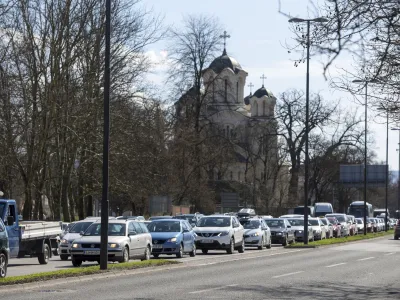 - prometni zastoj - kriiče Tivolska  Gosposvetska  Bleiweisova  Celovka cesta- 06.04.2018 - prenova cest v Ljubljani - trimesečna zapora Gosposvetske ceste in del Dalmatinove ulice do Mikloičeve ceste  obnova vodovoda, kanalizacije, plinovoda, vročevoda in javne razsvetljave - //FOTO: Matja Rut