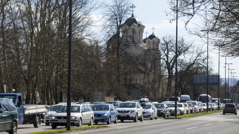 - prometni zastoj - kriiče Tivolska  Gosposvetska  Bleiweisova  Celovka cesta- 06.04.2018 - prenova cest v Ljubljani - trimesečna zapora Gosposvetske ceste in del Dalmatinove ulice do Mikloičeve ceste  obnova vodovoda, kanalizacije, plinovoda, vročevoda in javne razsvetljave - //FOTO: Matja Rut