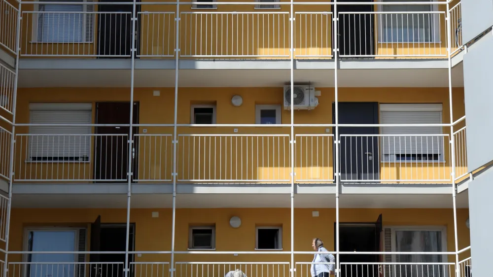 26.03.2021- Simbolična fotografija stanovanjski blok,osamlenost, nepremičnineFoto: Toma Skale