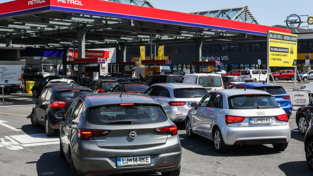 20.06.2022. - Kolona vozil na Petrol črpalki na Celovški cesti v Ljubljani pred napovedano podražitvijo pogonskih goriv.//FOTO: Bojan Velikonja