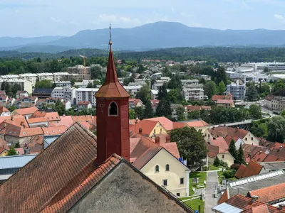 Razgledna ploščad v zvoniku kapiteljske cerkve ponuja razglede na celotno mesto in širšo okolico. Foto: Peter Fabjančič, Mestna občina Novo mesto