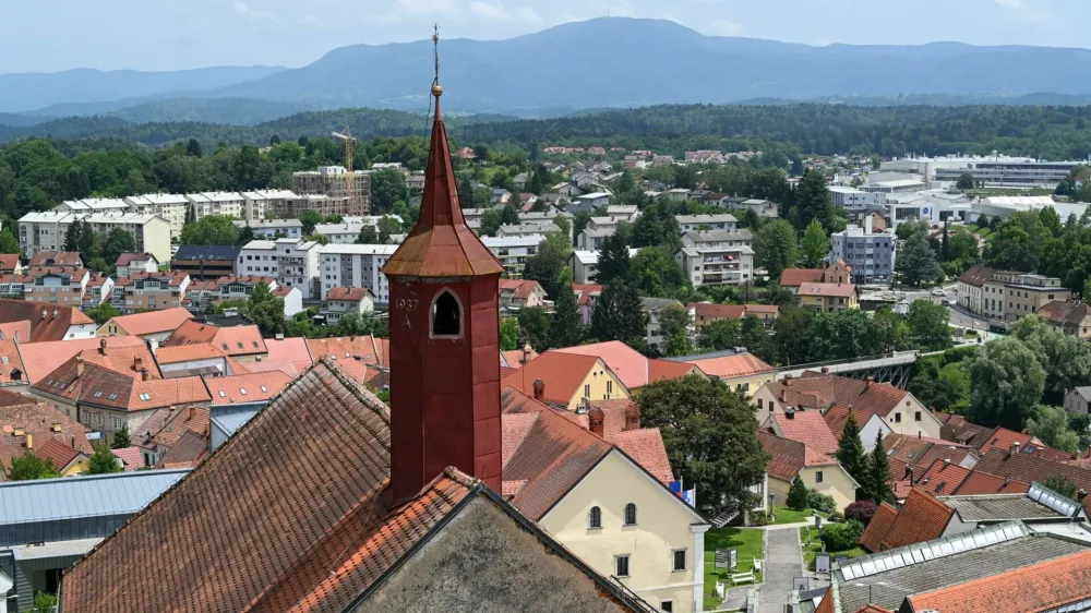 Razgledna ploščad v zvoniku kapiteljske cerkve ponuja razglede na celotno mesto in širšo okolico. Foto: Peter Fabjančič, Mestna občina Novo mesto