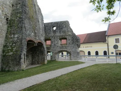 Najbolj reprezentativen del nekdanje železarne je ostanek kovaškega ognjišča (levo). Desno v ozadju je galerija Novinc z zasebno zbirko predmetov iz dvorske železarne.&nbsp;