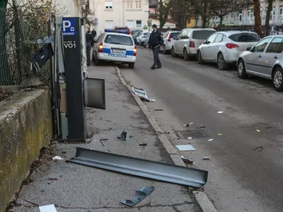 - 13.12.2016 - Jenkova ulica, parkomat - eksplozija parkomata - vandalizem  //FOTO: Luka Cjuha.