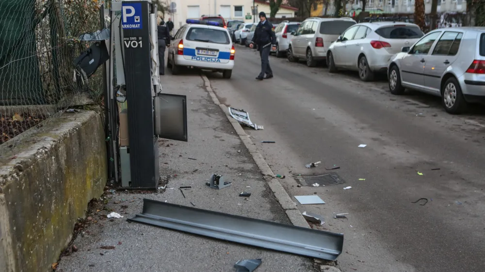 - 13.12.2016 - Jenkova ulica, parkomat - eksplozija parkomata - vandalizem  //FOTO: Luka Cjuha.