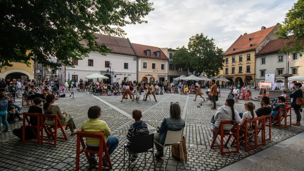 Festival uličnega gledališča Rudi Potepuški je uvod v novomeško poletno dogajanje, ki ga pripravlja založba in knjigarna Goga.