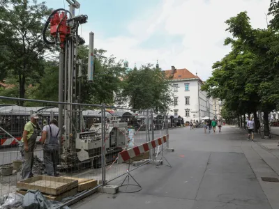 Na treh lokacijah med tržnico in Plečnikovimi arkadami so potekale geomehanske raziskave za potrebe projektiranja parkirne hiše pod tržnico.