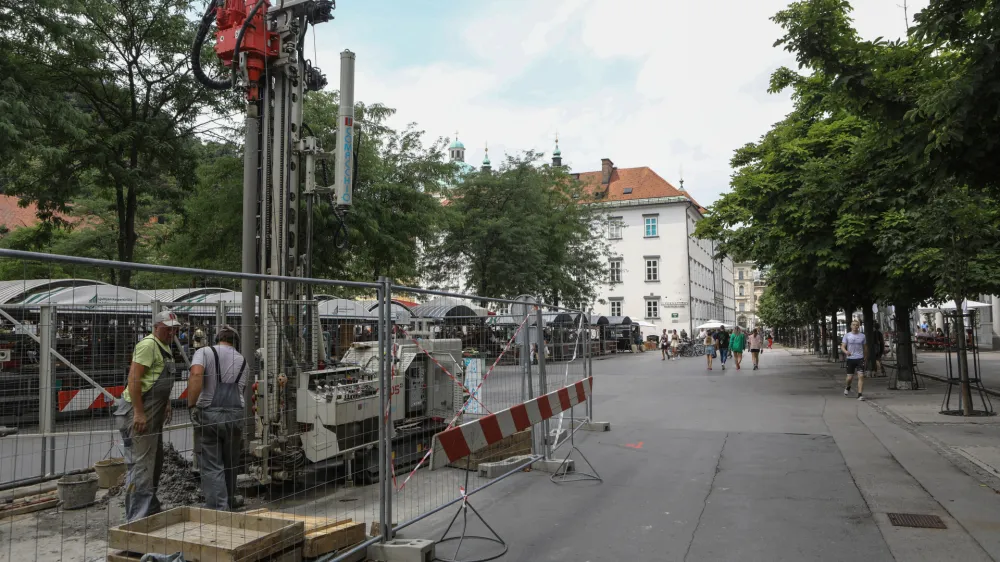 Na treh lokacijah med tržnico in Plečnikovimi arkadami so potekale geomehanske raziskave za potrebe projektiranja parkirne hiše pod tržnico.