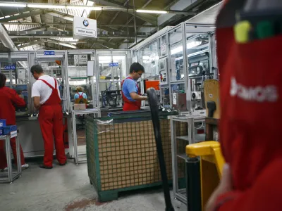 Vojna v Ukrajini bo prizadela zlasti nemško avtomobilsko industrijo, saj imajo nemški dobavitelji in proizvajalci v Rusiji in Ukrajini okoli 50 proizvodnih obratov, so pojasnili v Spiritu. Fotografija je simbolična. Foto: Bojan Velikonja&nbsp;