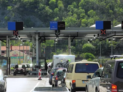 - Mednarodni mejni prehod Dragonja - Slovensko - Hrvaka meja - stavka policistov 26.4.2013 - policisti zaostrovali stavko za prvomajske praznike do 5. maja 2013 -prometni zastoj in kolona na mejnem prehodu s Hrvako - Policijski sindikat Slovenije - ......//FOTOJaka Gasar.