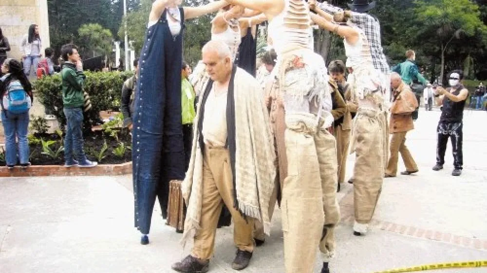 Letošnja turneja gledališča Ane Monro po gledaliških festivalih Kolumbije z Zlatim oslom.