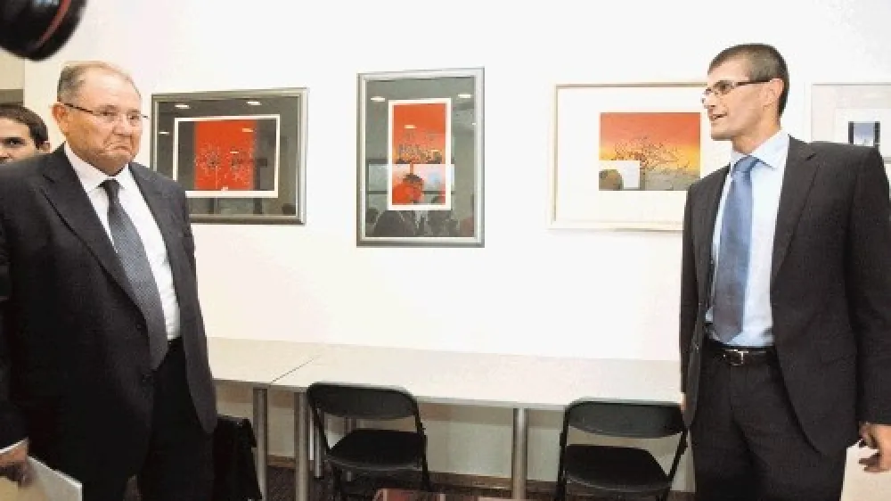 Ernest Aljančič (levo, ob njem je predsednik HZS Matjaž Rakovec) je pred  natanko štirimi tedni naznanil uradno slovo iz slovenskega hokeja, v katerem pa  očitno še ni rekel zadnje besede.