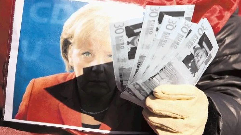 Nem&scaron;ka kanclerka Angela Merkel je pogosta tarča protestnikov proti zategovanju pasov &ndash; tudi konec minulega tedna je bila, ko je bila v Rimu &raquo;okra&scaron;ena&laquo; z lažnimi evri s podobo italijanskega premierja Maria Montija.