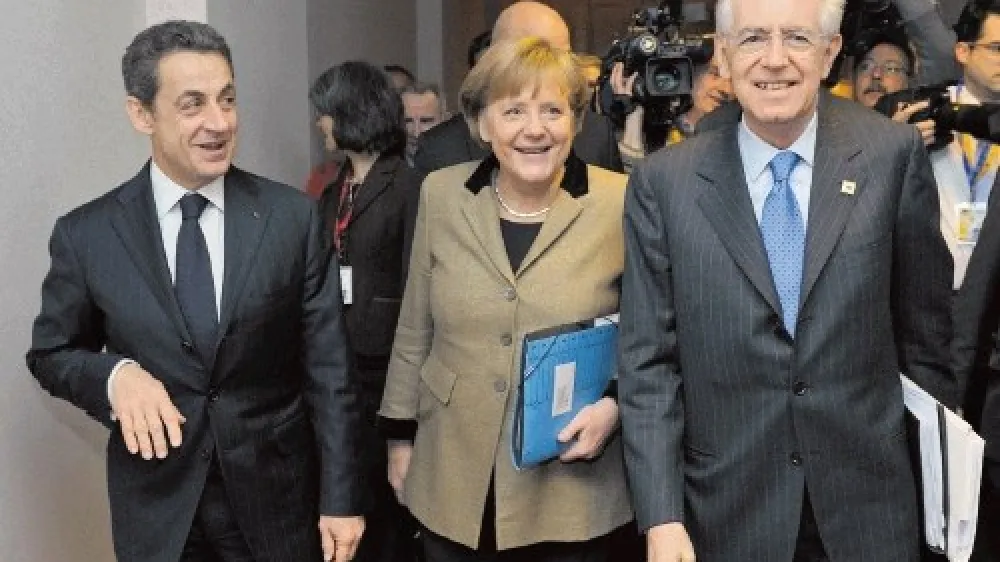 Francoski predsednik Nicolas Sarkozy, nem&scaron;ka kanclerka  Angela Merkel in italijanski premier Mario Monti so se srečali  pred vrhom EU, na katerem so sku&scaron;ali evropski  voditelji najti re&scaron;itve za spodbuditev gospodarske rasti in  delovnih mest.