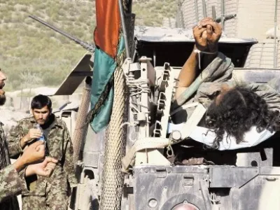 Stiki afganistanskih oblasti s talibani obstajajo na bojišču (na fotografiji) in na zakulisnem političnem parketu. Generalni sekretar Nata Rasmussen napoveduje ohranitev vojaškega pritiska na talibane. "Večji kot bo vojaški pritisk, večje so možnosti za njihovo spoznanje, da jim vojaško ne bo uspelo zmagati, in bodo zato raje odšli za pogajalsko mizo."