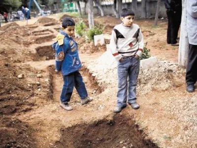 Sveže skopani grobovi v Idlibu. Tokrat so pokopali tri ubite pripadnike uporniške Svobodne sirske vojske.