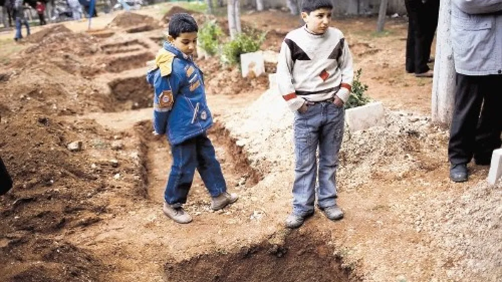 Sveže skopani grobovi v Idlibu. Tokrat so pokopali tri ubite pripadnike uporniške Svobodne sirske vojske.