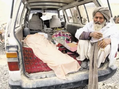Svojci so trupla sorodnikov iz okrožja Pandžvaji odvažali z avtomobili. Med ubitimi je bilo devet otrok in štiri ženske.