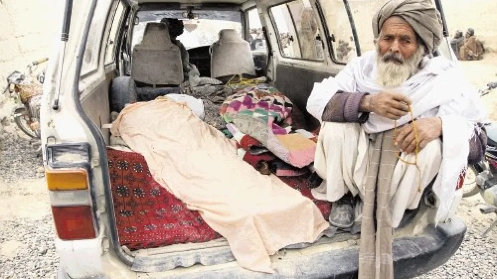 Svojci so trupla sorodnikov iz okrožja Pandžvaji odvažali z avtomobili. Med ubitimi je bilo devet otrok in štiri ženske.