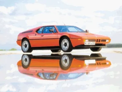 BMW M1 je prvi BMW z oznako M, ki je bil naprodaj v splo&scaron;ni prodaji. Predstavili so ga leta 1978, za osnovo je služil prototip  BMW turbo iz leta 1972, ki ga je oblikoval Paul Bracq, dokončen videz pa je modelu M1 vtisnil &scaron;e en znan oblikovalec  Giorgetto Giugiaro. Pri razvoju avtomobila je imel na začetku prste vmes tudi Lamborghini, h kateremu so se pri BMW obrnili  zaradi pomanjkanja sredstev, a je nato zaradi finančnih težav Italijanov znova pristal v rokah nem&scaron;kih inženirjev. Sprva je bil  tudi M1 mi&scaron;ljen zgolj kot avtomobil za dirka&scaron;ke steze, cestnih različic, ki so imele pod pokrovom 6-valjni motor z 277 konji  (204 kW) in so dosegle najvi&scaron;jo hitrost 260 kilometrov na uro, pa so naposled do konca proizvodnje leta 1981 izdelali 456.