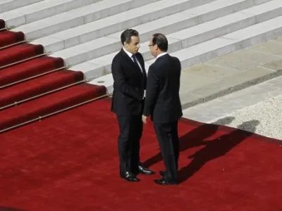 Bivši predsednik Nicolas Sarkozy in njegov naslednik François Hollande sta si  ob primopredaji poslov segla v roke.