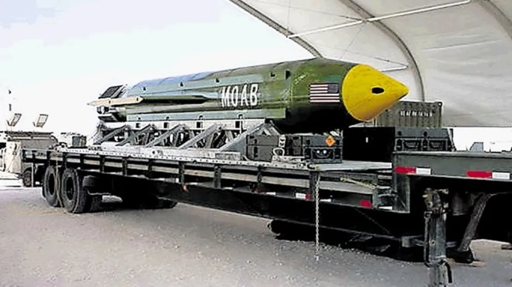 Bombo z uradnim imenom GBU-43B Massive Ordnance Air Blast  raznese v zraku.