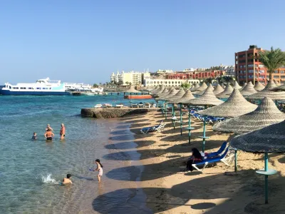 FILED - 22 May 2016, Egypt, Hurghada: Tourists stand in the water at a hotel beach in Hurghada. Two women have been killed in a shark attack near a famed Red Sea resort in Egypt, the Environment Ministry said on Sunday. Photo: picture alliance / Benno Schwinghammer/dpa