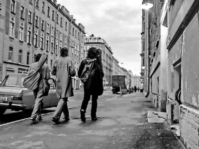 Poletje, film začasno priprtega Kirila Serebrenikova, je postavljeno v ustvarjalno rodovitno leningrajsko okolje z začetka osemdesetih let, ko so se porajali rockovska scena in prvi znaki uporniške mladostne subkulture.