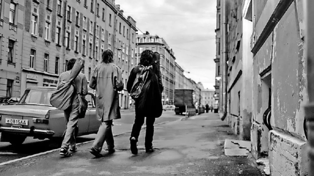 Poletje, film začasno priprtega Kirila Serebrenikova, je postavljeno v ustvarjalno rodovitno leningrajsko okolje z začetka osemdesetih let, ko so se porajali rockovska scena in prvi znaki uporniške mladostne subkulture.