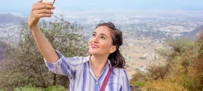 Reci siiiiir in nasmehni se. Pa pazi, kam stopaš. Selfiji so namreč lahko smrtonosni.