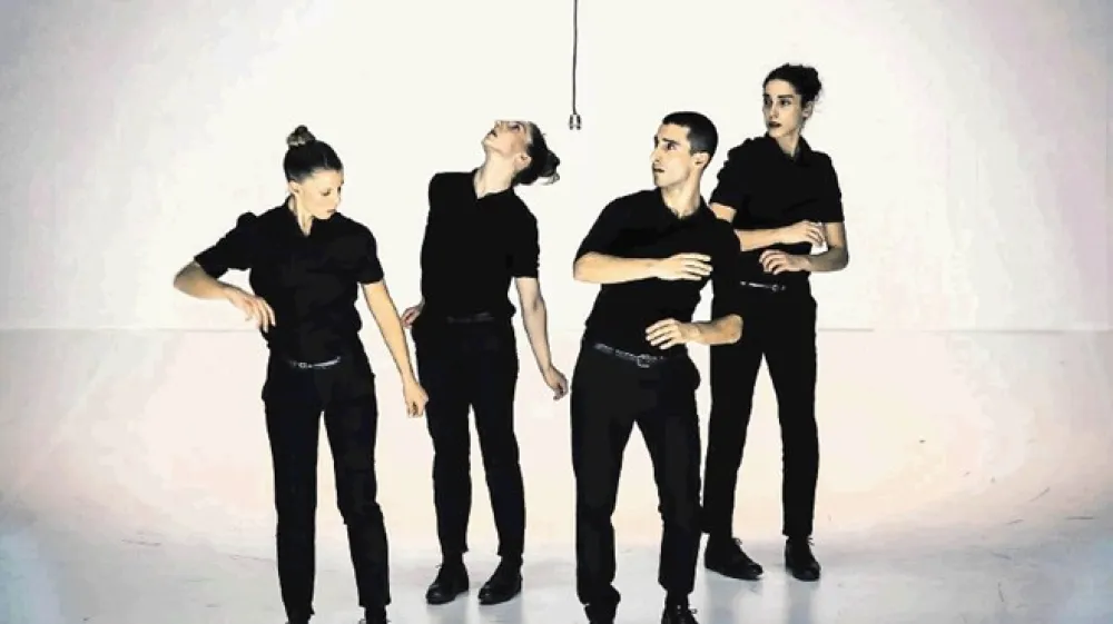 Papadopoulosov  Opus je natančna partitura za &scaron;tiri telesa in&scaron;trumente.