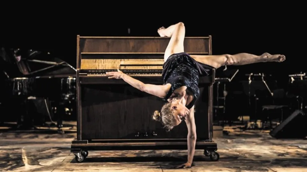 Leja Juri&scaron;ić Milku Lazarju v vsem parira, saj v koreografijo vključuje vsako specifičnost svojega (ozave&scaron;čenega, seksualiziranega) telesa.