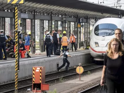 V Nemčiji osemletnika porinil pred bližajoči se vlak