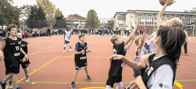 Otroci po uradnih statističnih podatkih pri nas v prostem času  najpogosteje obiskujejo ekipne športe, največ pa se jih udeleži atletskih tekmovanj (fotografija je simbolična).
