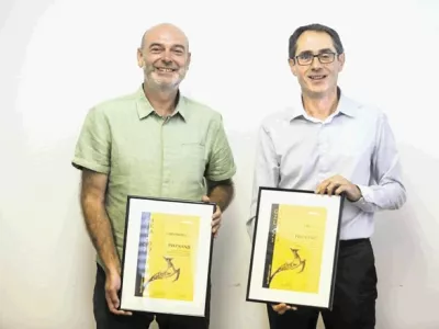 Uro&scaron; Slemenik in Ale&scaron; Puklavec s priznanjema za nominacijo na leto&scaron;njem izboru Gazela&nbsp;(Foto: Jaka Gasar)