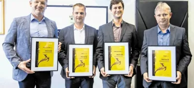 Nominiranci za gorenjsko gazelo so dobili priznanja: od leve proti desni Miro Cerkovnik (Fine Culinar), Mihael Gros (Migi), Anže Šinkovec (Agromehanika) in Miran Novljan (Tinex). (Foto: Matjaž Rušt)