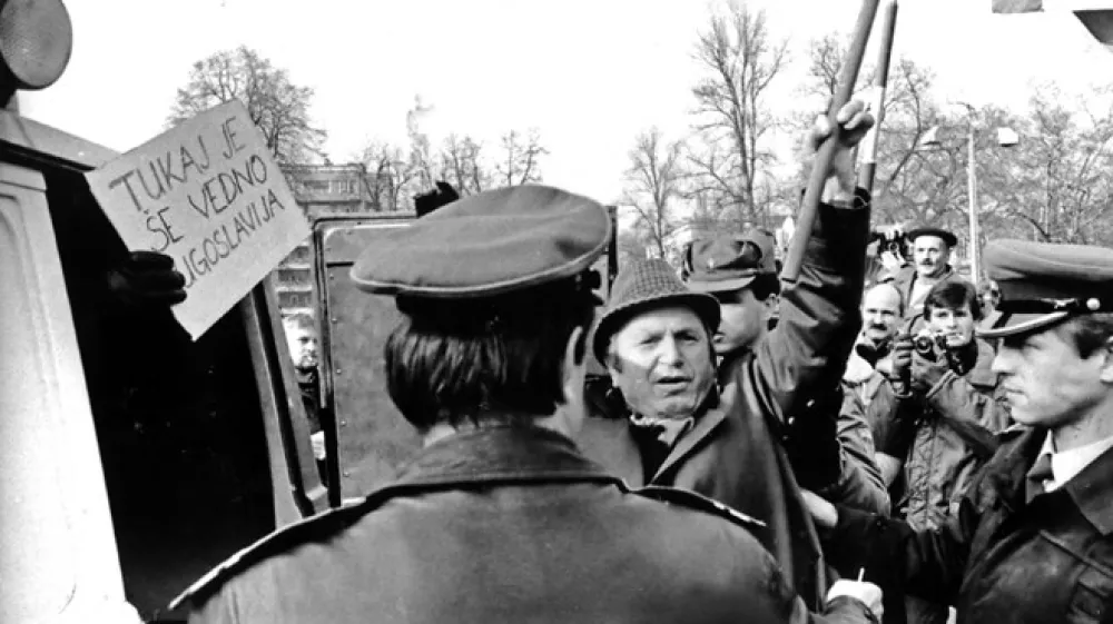 Devetindvajsetega novembra 1989 je RSNZ izdal uredbo o prepovedi sestajanja občanov na javnih mestih, odredbo o omejitvi gibanja in odredbo o prepovedi prometa na območju Slovenije. Poskus zborovanja na Trgu republike je bil tako zatrt že v kali.