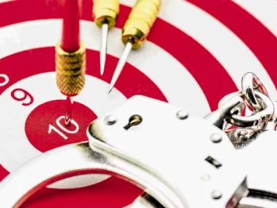 Upanje, da se krizna situacija ne bo zgodila, je prazno. Hude zgodbe se namreč ne dogajajo samo tistim, ki hodijo po robu, pač pa se lahko zgodijo vsakomur, ki posluje, odloča ali kako drugače izstopa.