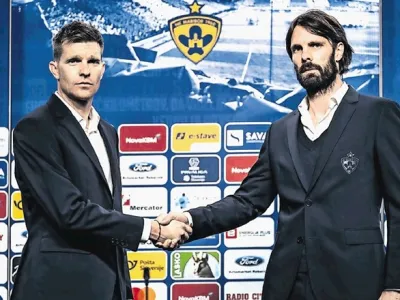 Simon Rožman in Marko Šuler sta si segla v roke ob podpisu pogodbe za novega trenerja Maribora.