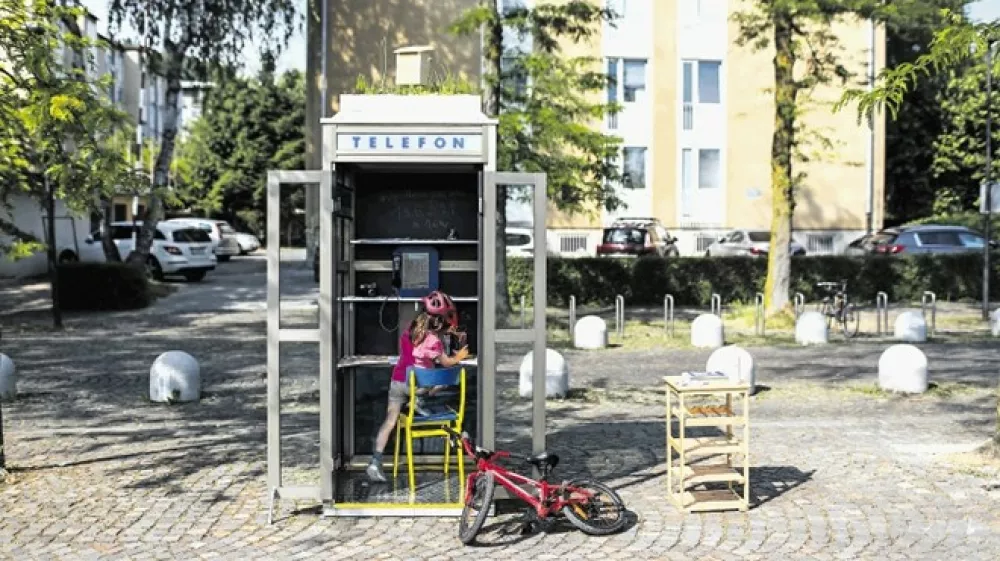 V parku Špica bodo eno leto stale prenovljene telefonske govorilnice.