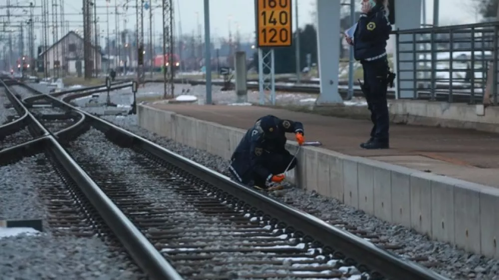 Sredi januarja letos je na tirih v Mariboru ugasnilo življenje najstnice. Preiskava sicer ni potrdila povezave s kakšnim spletnim izzivom, je pa policija primer sprva obravnavala tudi v to smer. Foto: Igor Napast/Večer