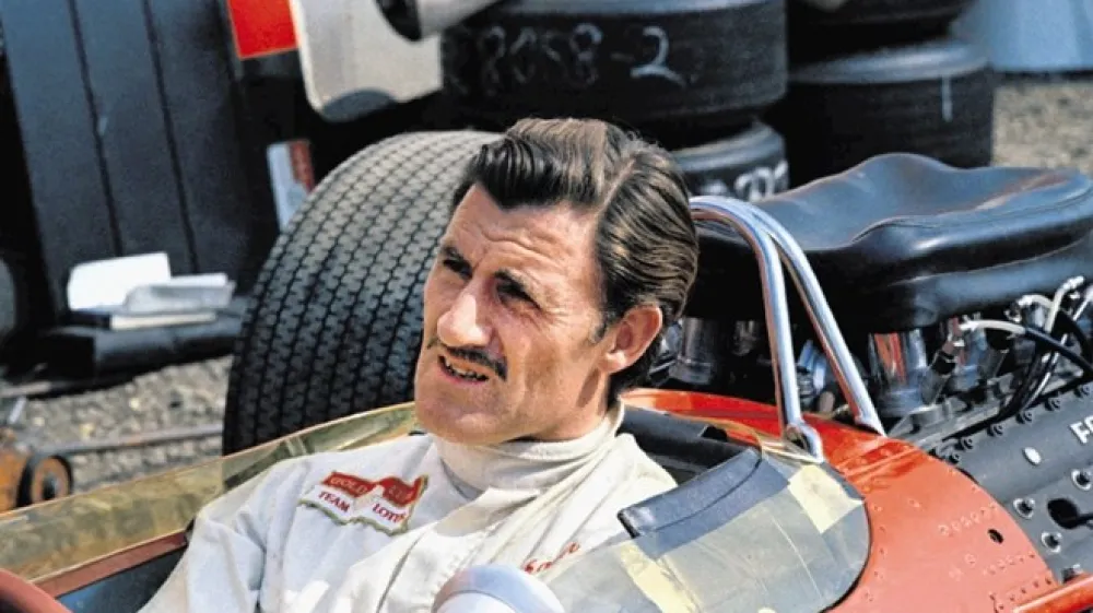 Graham Hill je umrl v letalski nesreči novembra 1975 skupaj s &scaron;e petimi člani svojega mo&scaron;tva Embassy Hill.
