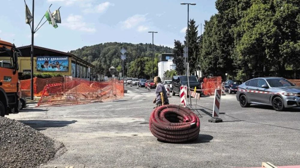 Zapora dela Tržaške ceste bo trajala do nedelje zvečer, obvoz je urejen skozi Mirje in Trnovo.