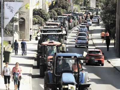 40 traktorjev je včeraj  protestno zapeljalo po ulicah Gornje Radgone,  kjer te dni poteka kmetijsko-živilski sejem Agra.