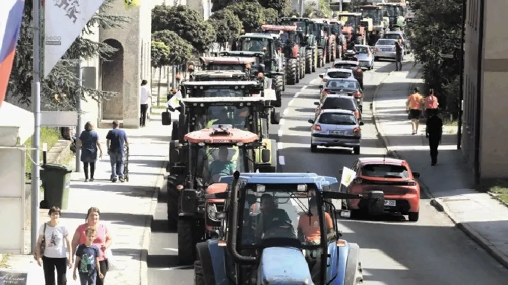 40 traktorjev je včeraj  protestno zapeljalo po ulicah Gornje Radgone,  kjer te dni poteka kmetijsko-živilski sejem Agra.