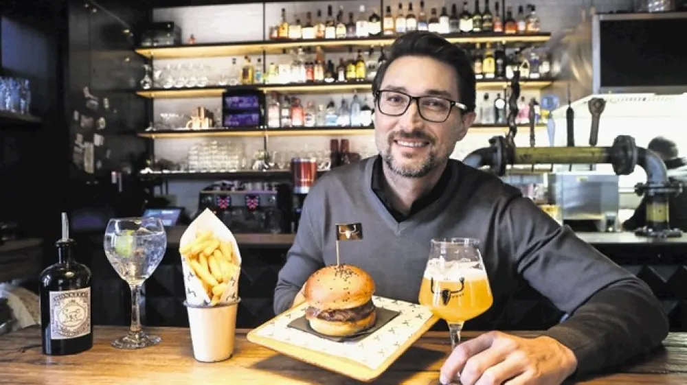 To, da ga pečejo na piknikih, &scaron;e ne pomeni, da ne zahteva veliko pozornosti, o hamburgerju pravi Greg Yurkovich.