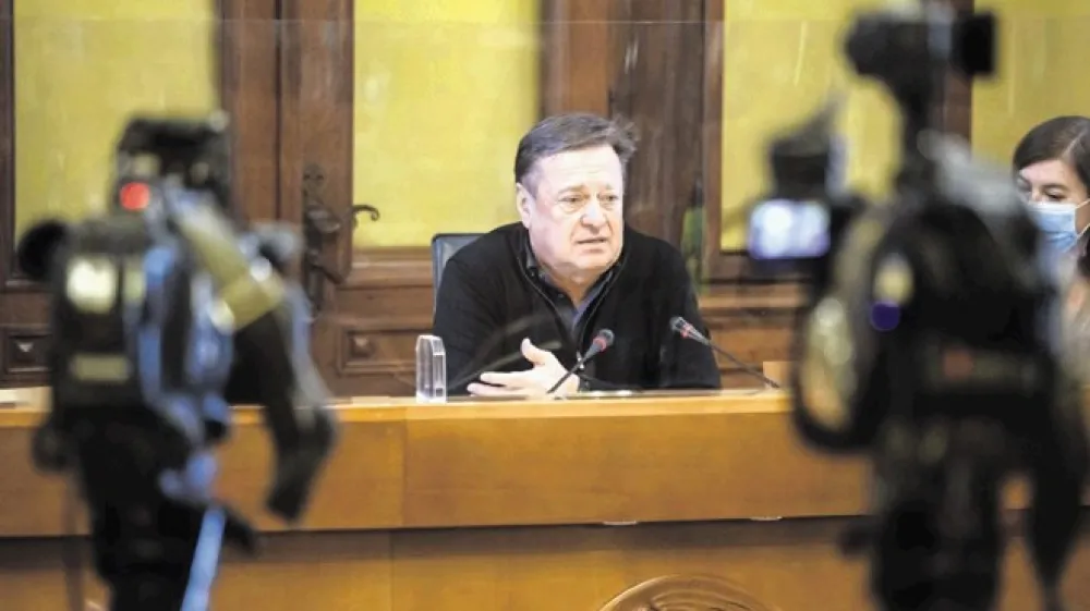 Ljubljanski župan Zoran Janković se je odzval na sobotni čivk predsednika vlade Janeza Janše.