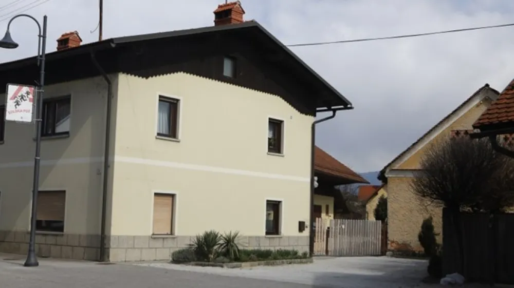 Deklico je sredi marca v Mengšu do smrti ogrizel pes.