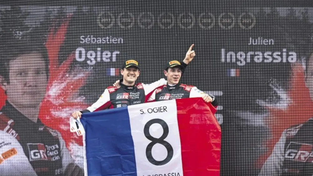 Sebastien Ogier (levo) in sovoznik Julien Ingrassia (desno) sta se veselila naslova svetovnih prvakov v letu 2021.
