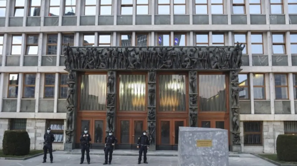 Sinoči so policisti pred parlamentom prijeli žensko, ki je kršila javni red in mir. Fotografija je simbolična.